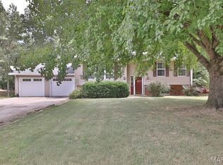 207 Lakewood Dr, Hillsboro, IL 62049