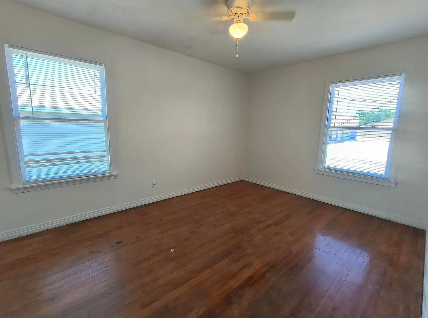 Remodeled 3-bedroom 1 bath home with large fenced in back yard! — Photo 4