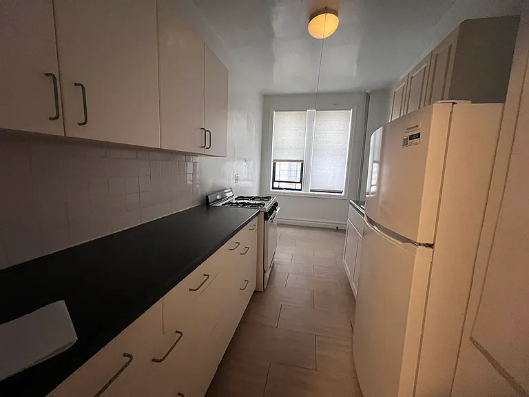 47 Seaman Ave #3C — Photo 2