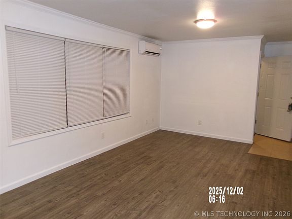3rd image of 808 E 4th St APT 3