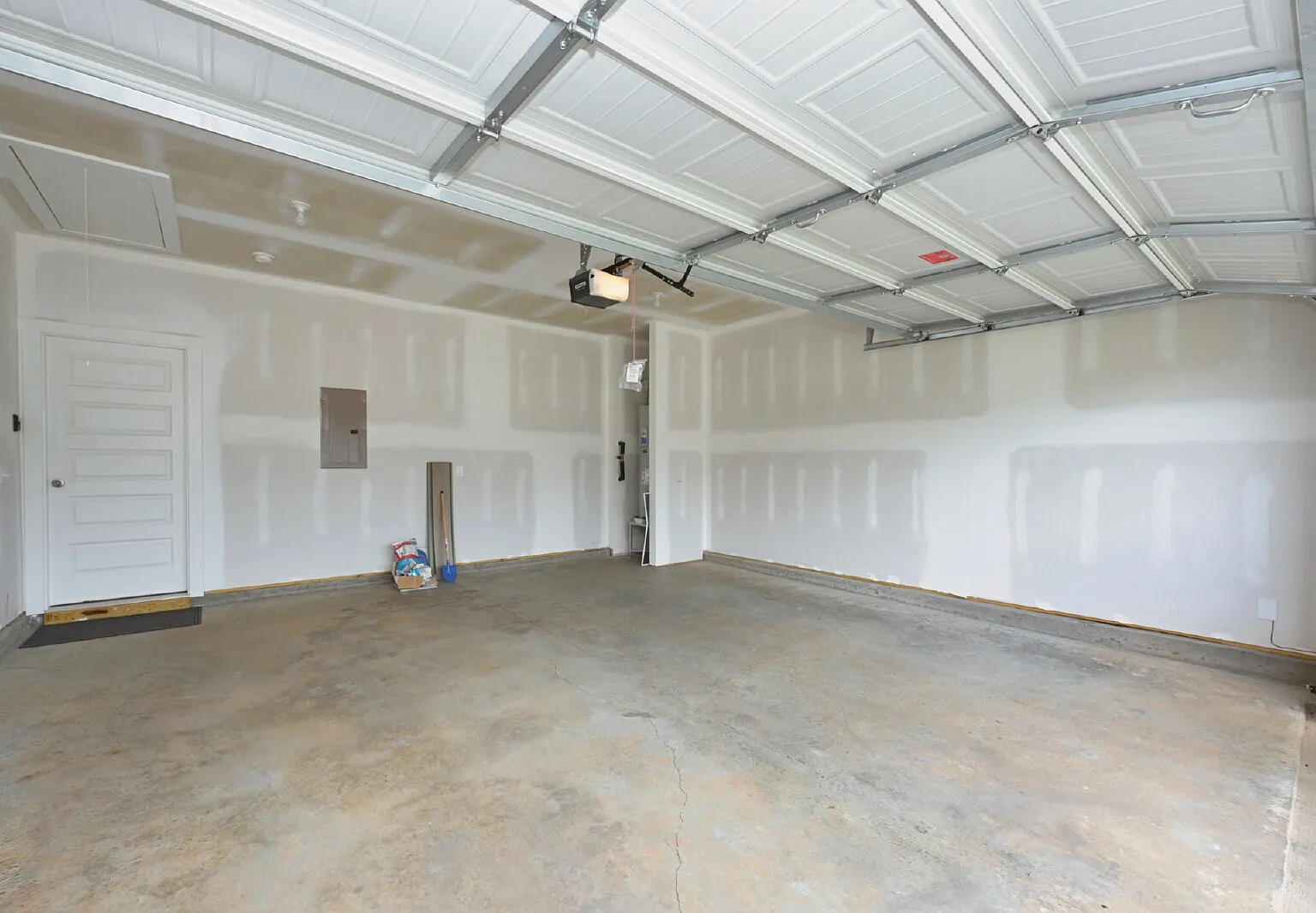 3 bed, 2.0 bath, 1980 sqft, $2,295 — Photo 2