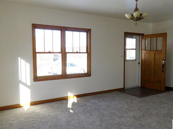 4th image of 605 E Washington Ave