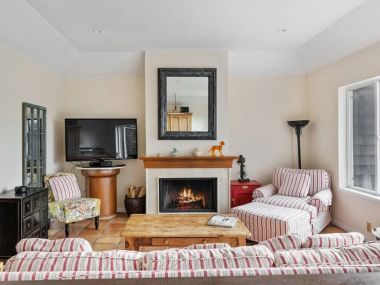 70 Mill Pond Ln — Photo 19