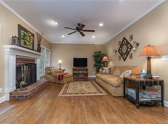 3rd image of 131 Briarwood Dr