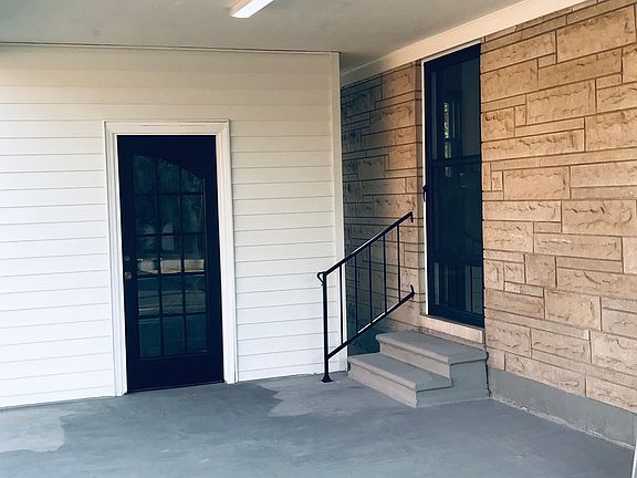 Side door enters laundry rm 