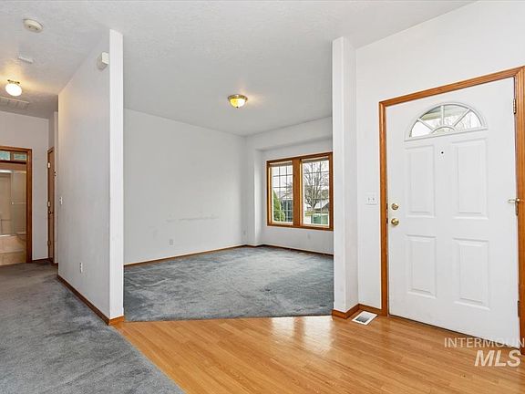 3rd image of 2305 E Oakridge St