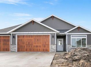 407 Hampton Dr W, Moorhead, MN 56560