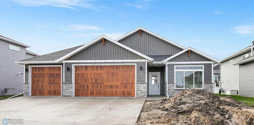 407 Hampton Dr W photo 1