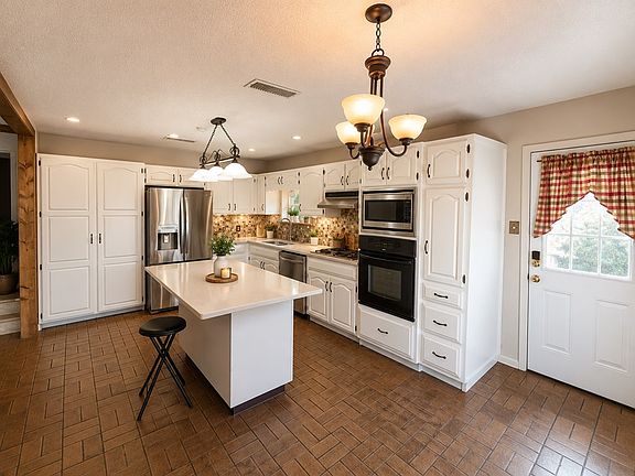 3rd image of 107 Canyon Dr