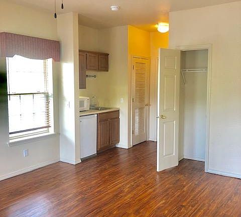 3rd image of 1001 Golf Dr
