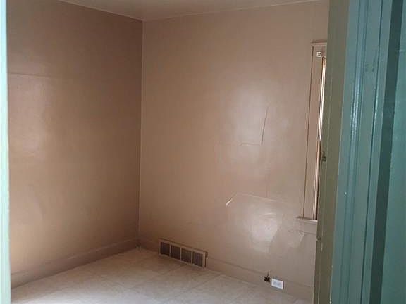 2nd image of 918 E 144th St