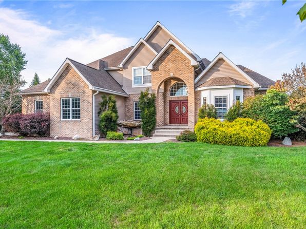 2010 Creekside Dr, Edinboro, PA 16412