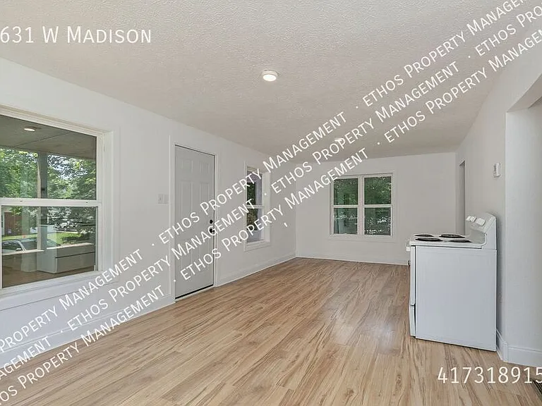 2631 W Madison St — Photo 4