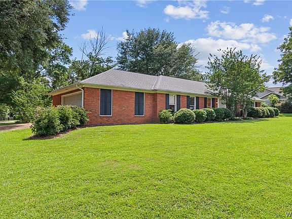 3rd image of 621 Fair Oaks Ln