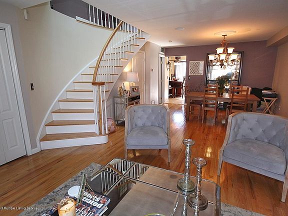 4th image of 110 Herrick Ave