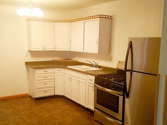4th image of 163 Benton Ave