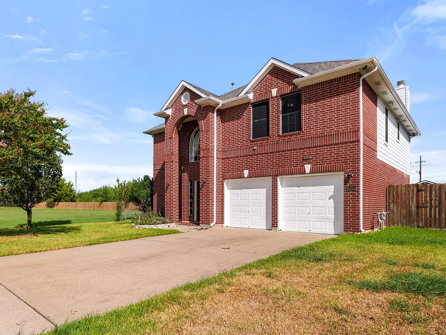 4 bed, 2.5 bath, 2456 sqft, $2,350 — Photo 2