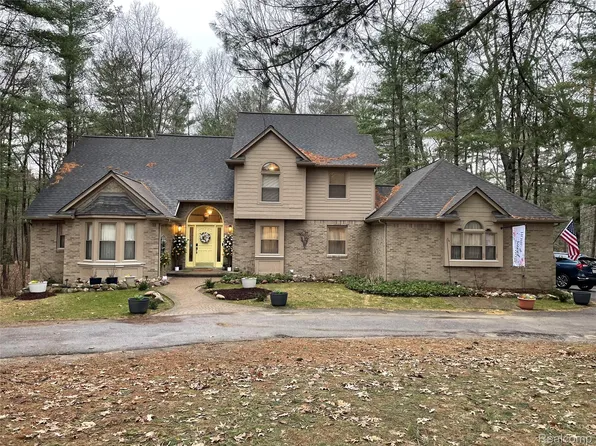 573 Nakomis Trl, Lake Orion, MI 48362