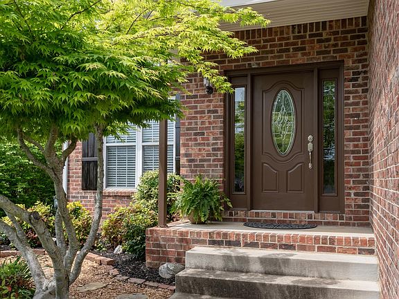 3rd image of 101 Hedge Ct