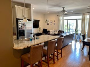 2352 W Byron St UNIT 401, Chicago, IL 60618