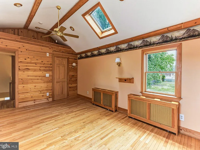 466 Logan Ave — Photo 12