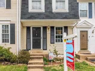 32 Huntley Ct, Sterling, VA 20165
