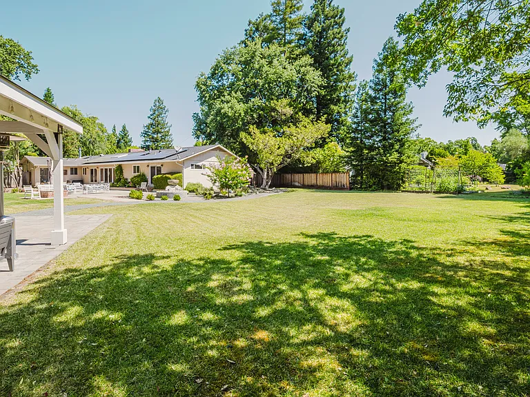 35 Sandra Ct — Photo 31