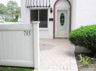 785 Blue Ridge Dr, Medford, NY 11763