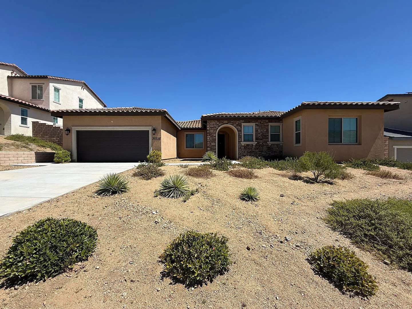 Joshua Hills 4 Bedroom - Available now! — Photo 2