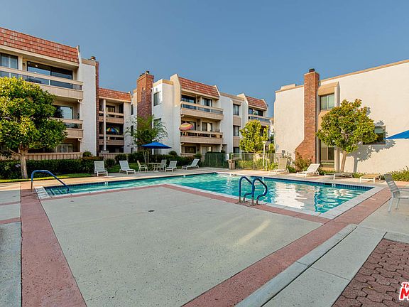 4th image of 17130 Burbank Blvd Unit 102