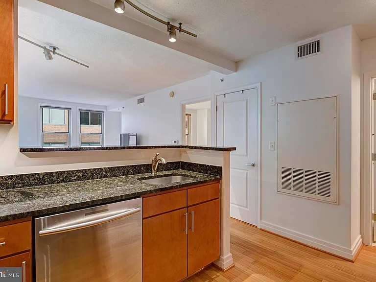 915 E St NW #1001 — Photo 28