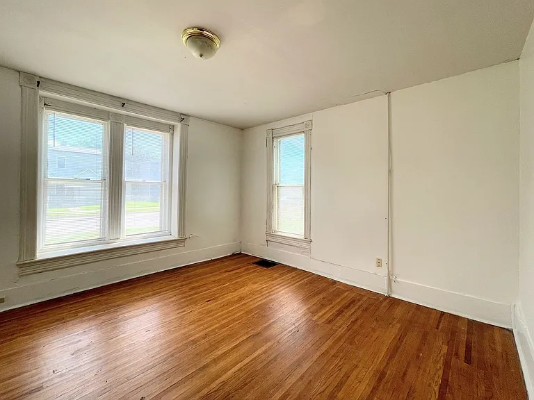 120 W 10th — Photo 5