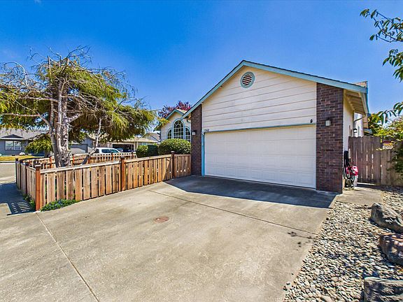 4th image of 1362 Chaparral Ave