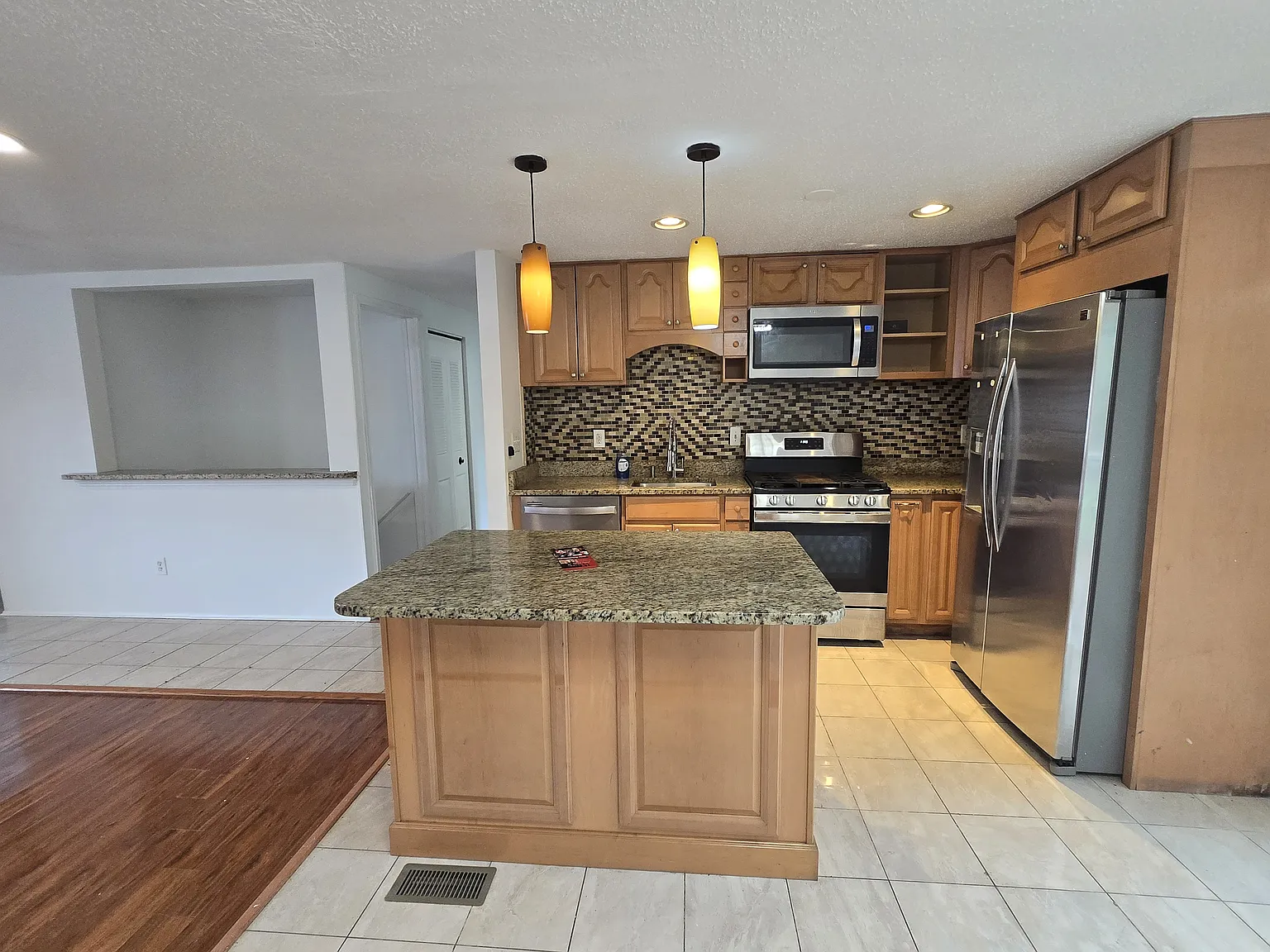 5 bed, 1400 sqft, $3,500 — Photo 2