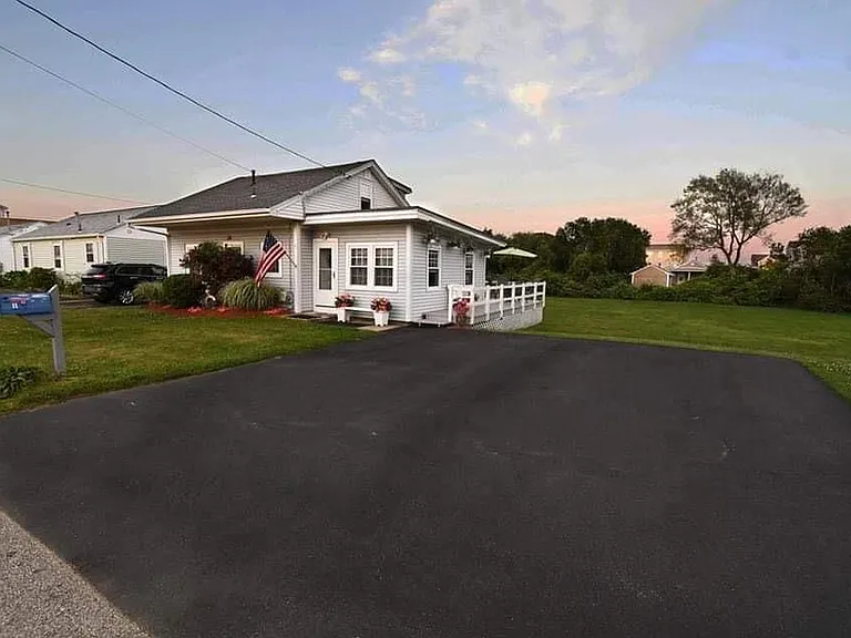 11 Middle Rd — Photo 2