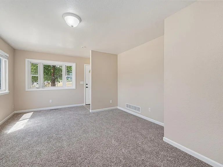 698 Eagle Dr — Photo 17