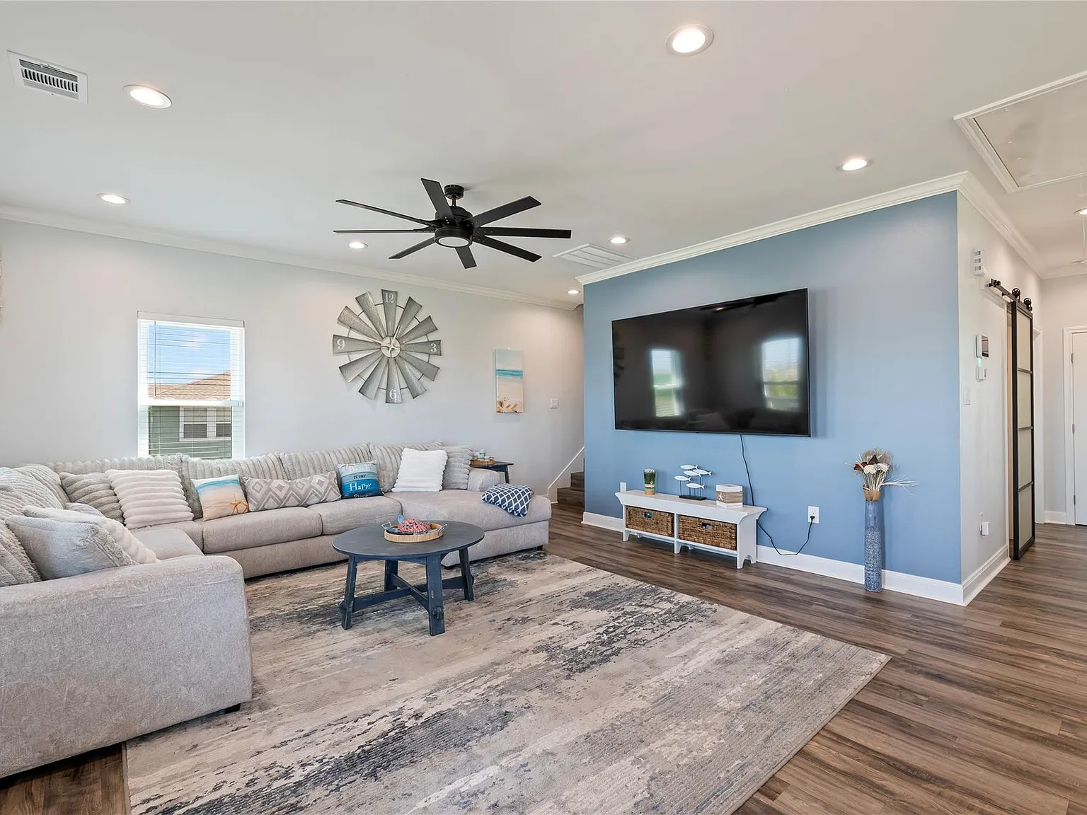 3 bed, 3.0 bath, 1960 sqft, $3,900 — Photo 4