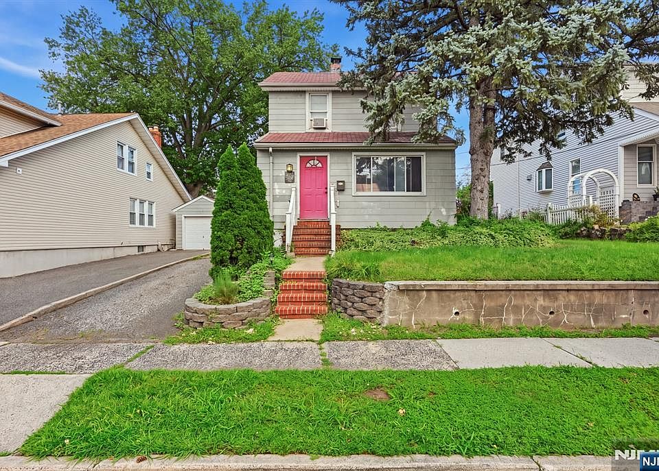 1st image of 809 Elm Avenue