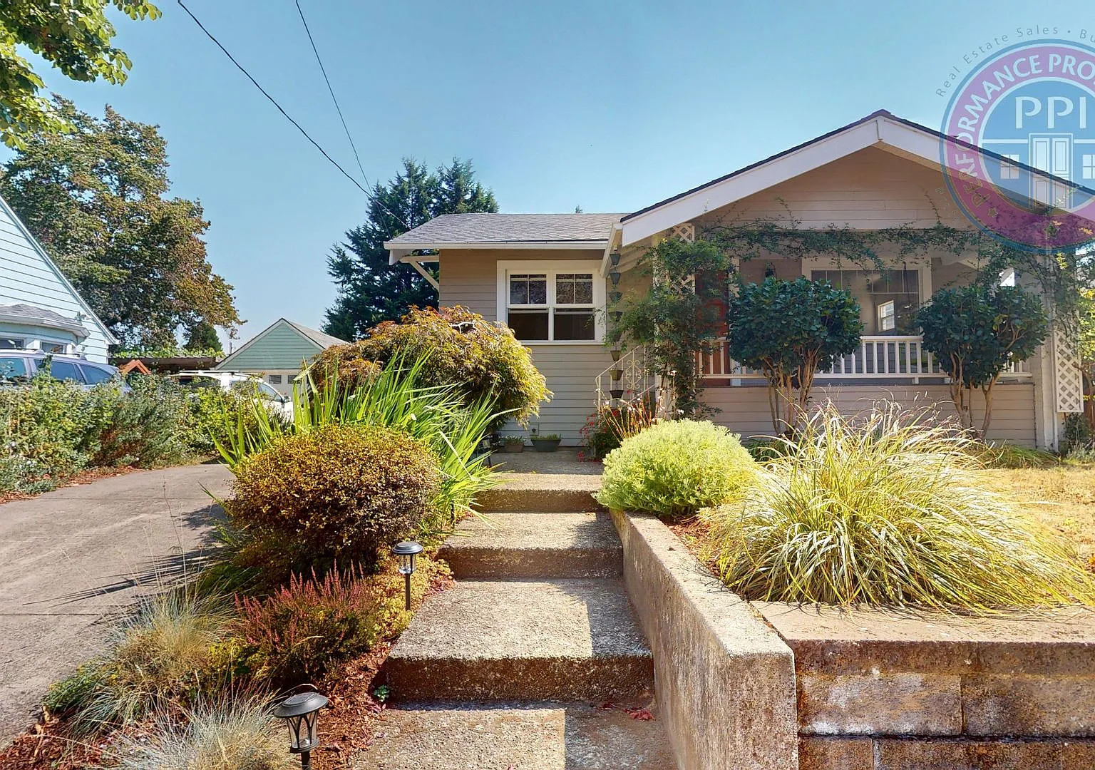 Prime South Tabor - Character, Beautiful Updates Throughout, Lovely Backyard Oasis & Unbeatable L... — Photo 1
