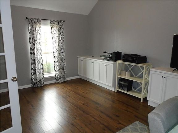 5th image of 207 Stonegate Blvd