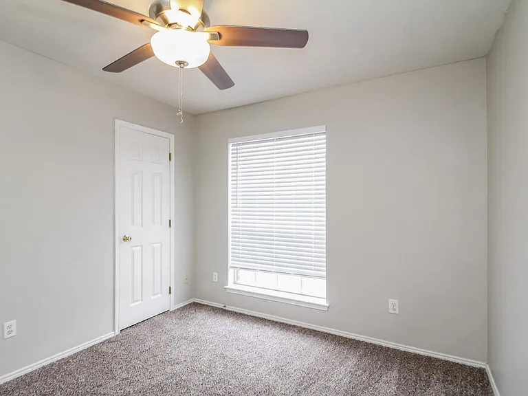 2841 Saint Croix Ave — Photo 8