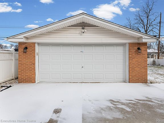 3rd image of 4611 E Thirteen Mile Rd