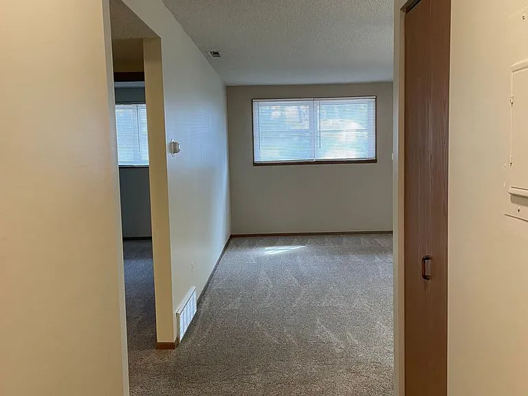 181 Maplewood Dr — Photo 2