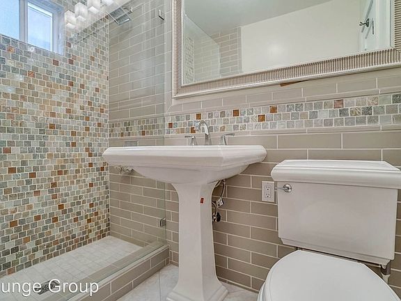 5th image of 142 Covina Ave #8549954