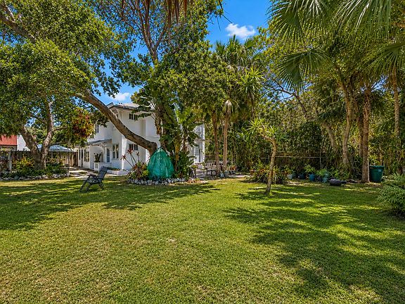 4th image of 706 N Palmway B