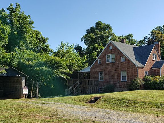 2nd image of 555 Pell Ave