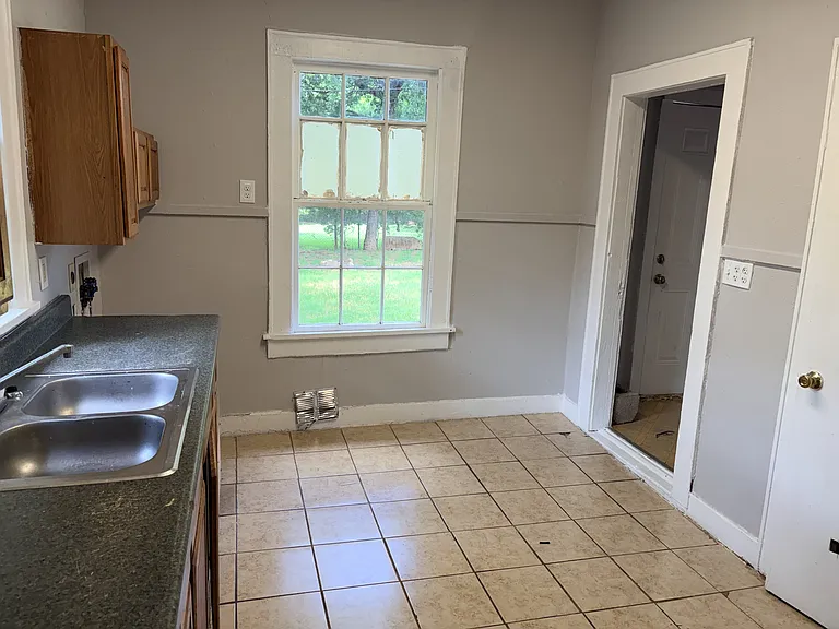 2206 Avenue E — Photo 3