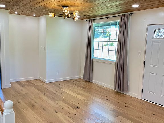 5th image of 820 Goldfinch Ave