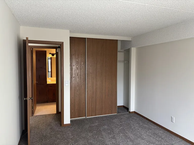 Creek Point Apartments — Photo 24