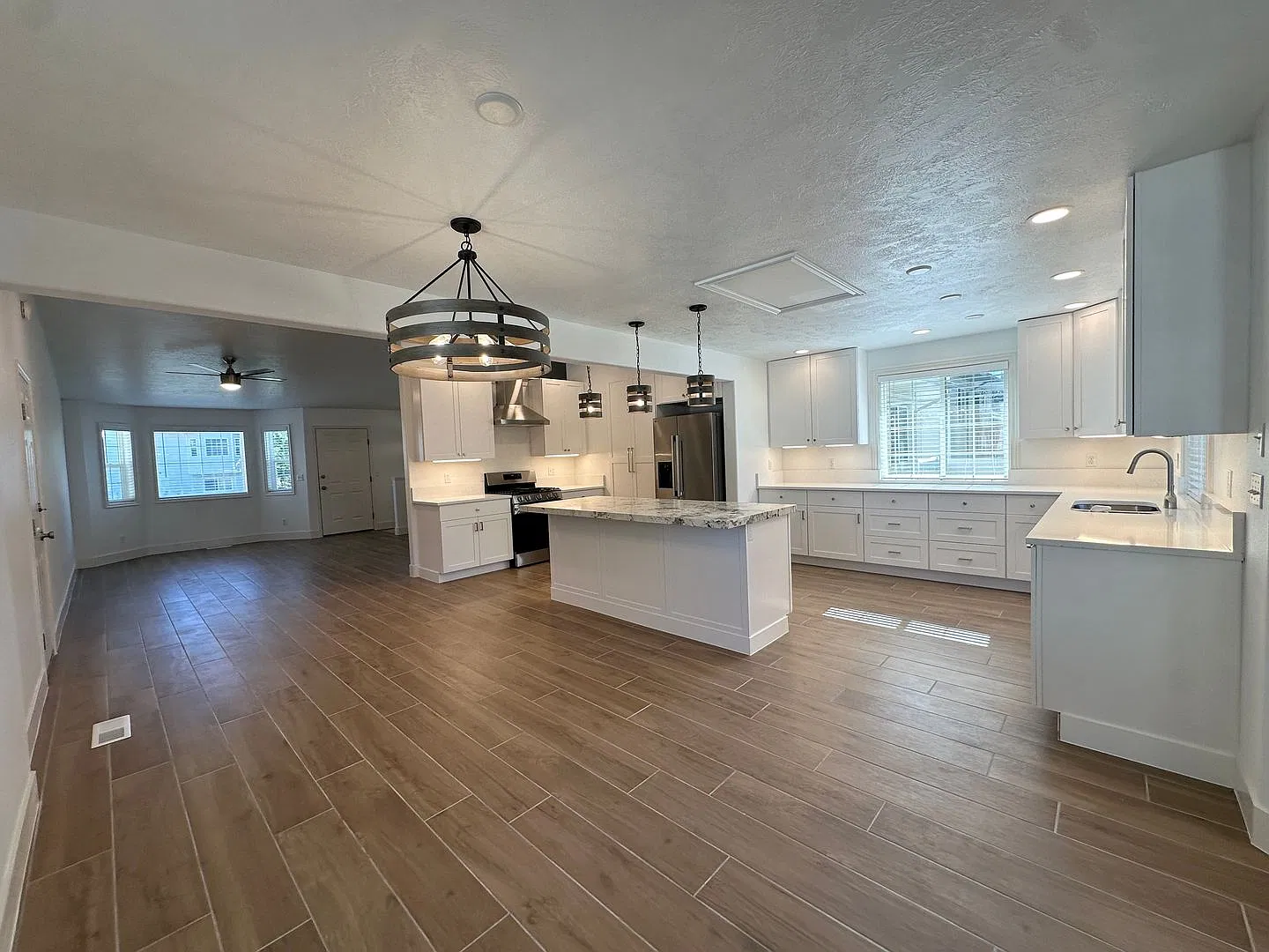 5 Bedrooms, Gorgeous Kitchen & Your Own Fenced Backyard | For Rent — Photo 2